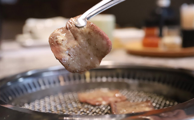 富士燒肉牧場(chǎng)，酒吧式文化烤肉